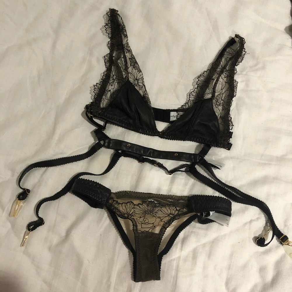 Edge o Beyond Lingerie Set